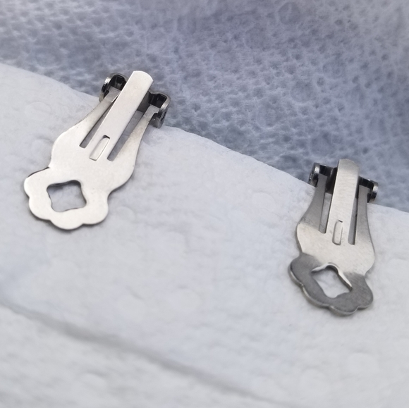 Vintage blue flowers clip on fabric covered - Picture 13 of 13